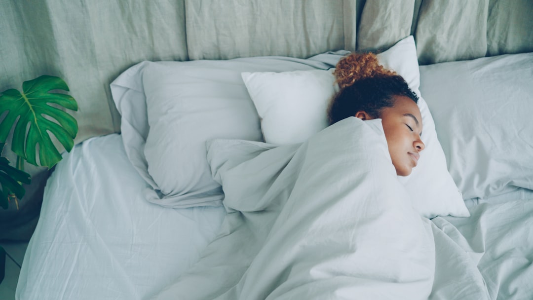 Sommeil optimisé : rituel du soir, lumière, température, et réveil sans snooze