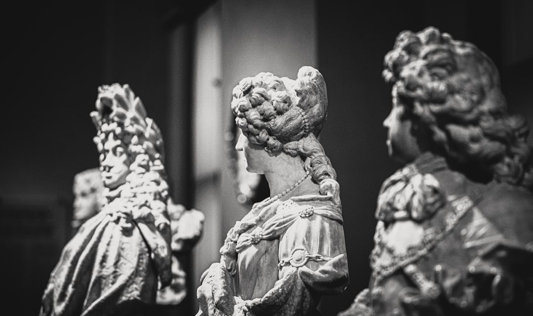 Les coiffures historiques emblématiques à travers les âges