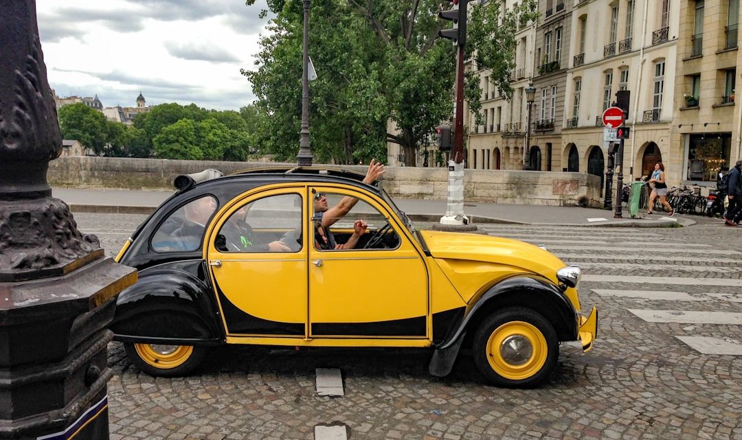 Histoire méconnue des premiers taxis parisiens et leur impact sur la mobilité
